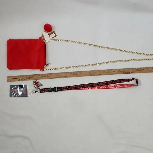 Stranger Things "Hellfire Club" Card Holder & Lanyard Set with Red Furry  Bag - Picture 13 of 16